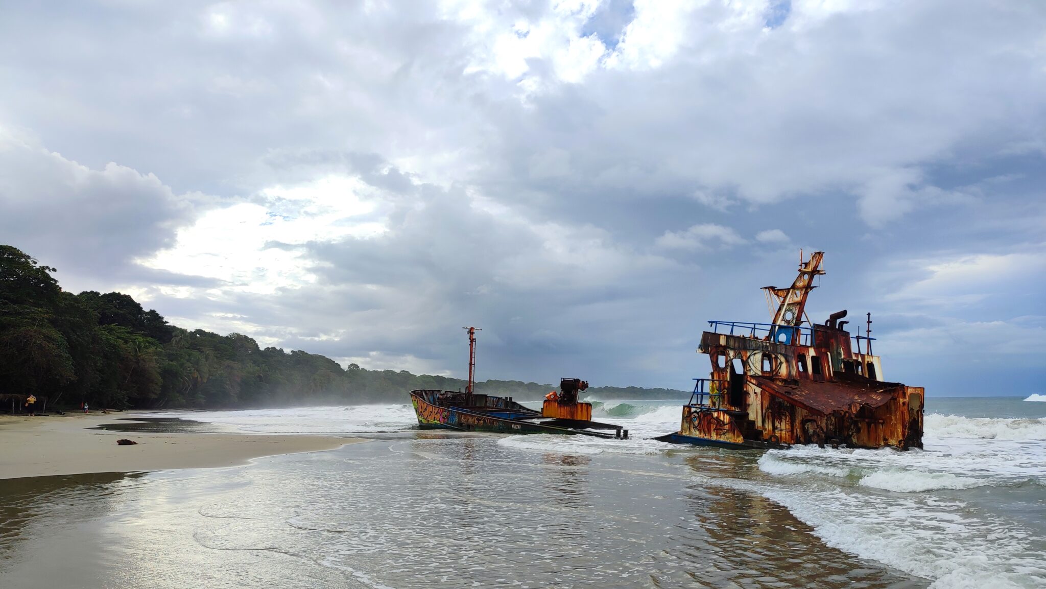 Barco encallado en Manzanillo TricksForTrips