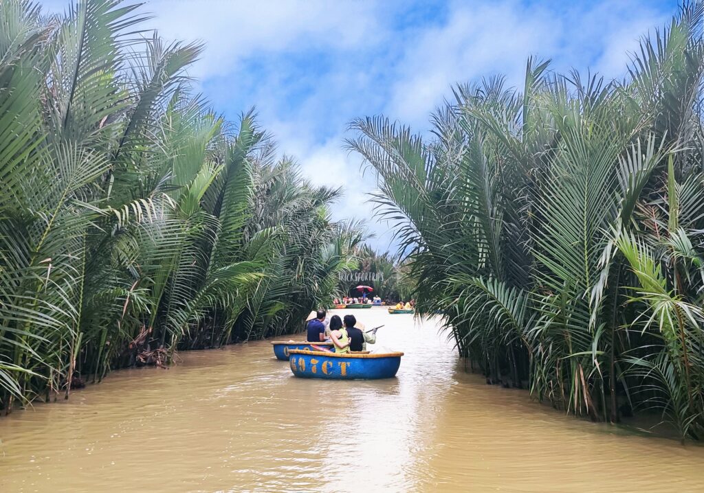 Coconut boat ride Hoi An - tricksfortrips