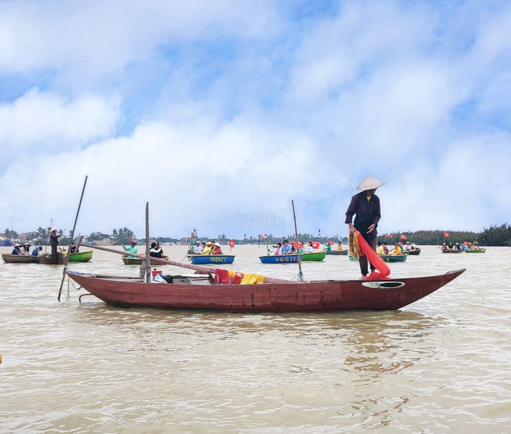 Coconut boat ride Hoi An fisherman - tricksfortrips