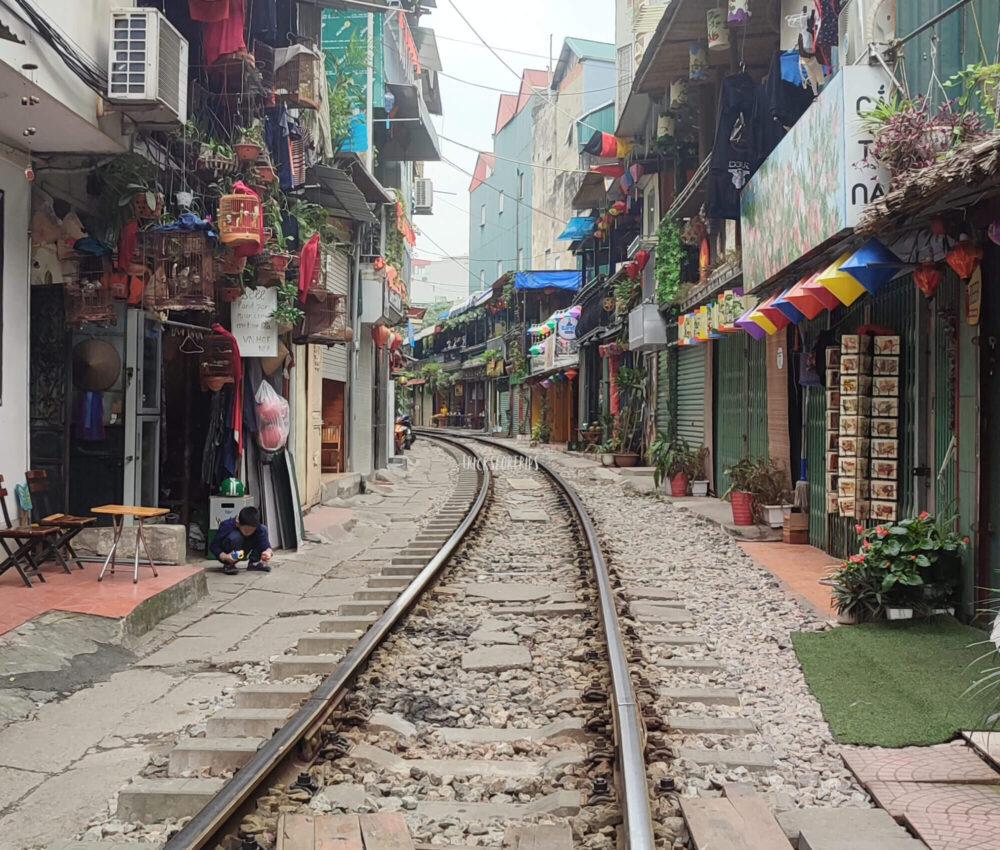 train street hanoi day - TricksForTrips
