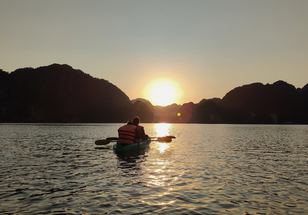 Sunset kayaking Lan Ha Bay - TricksForTrips