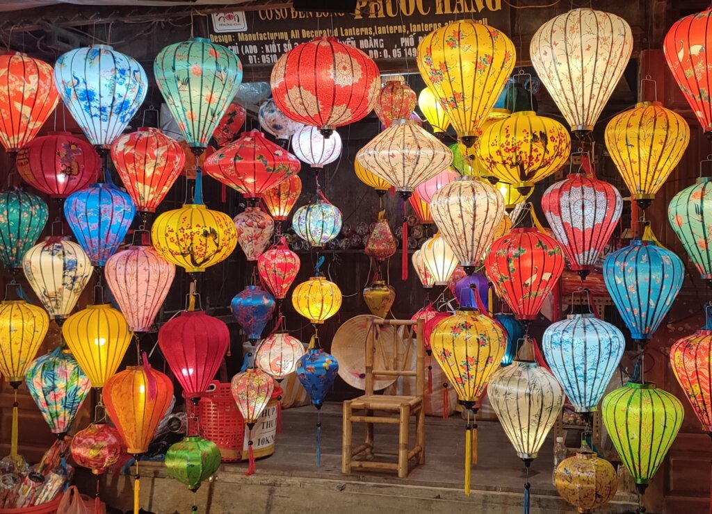 TricksForTrips Hoi An lights market