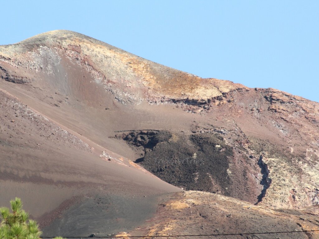 Crater Volcán Tajogaite La Palma - TricksForTrips