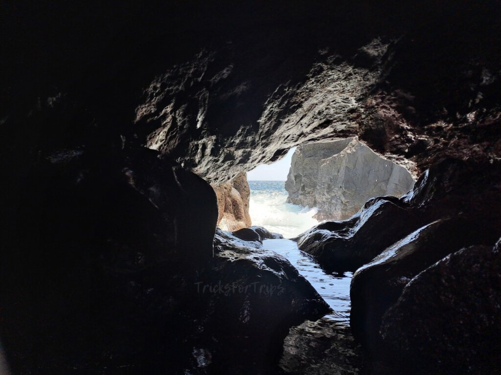 Cueva en Playa de Charco Verde en La Palma - TricksForTrips